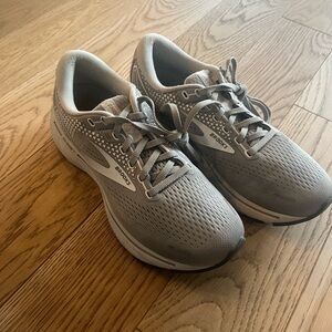 Brooks Women's Light Gray Sneakers